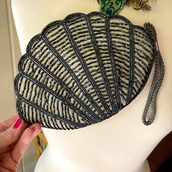 VINTAGE Beaded Shell Clutch/Wrislet - Picture 2 of 4
